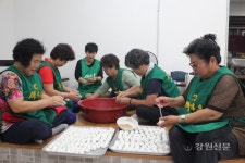 교동새마을부녀회조각공원 | 속초 교동새마을부녀회, 추석 맞이 송편 나눔 행사