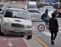 노암오토바이,자전거 | 자동차·오토바이가 곳곳 점령…갈 길 뺏긴 자전거 우왕좌왕
