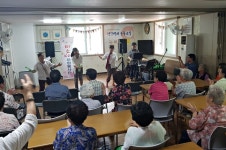 연수동 주공1단지아파트 앞(투다리 맞은편) | 미소 1004 봉사단 '어르신 孝공연' 개최