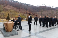 군수홍범식순절비 옆 | 상이군경회 충북도지부와 시·군지회장, 국립 괴산호국원 참배