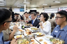 또봉이통닭 경복궁점 & 새마을식당 | 국군의날 특식으로 '또봉이통닭' 230마리 쏜 영부인