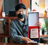주식회사 고인돌푸드시스템 | 롯데푸드, 빠삐코 40주년 맞춰 '고인돌' 작가 감사패 전달