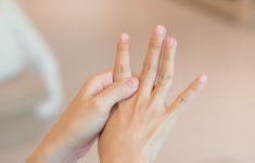 손가락에서 난 딸깍 소리, 방아쇠 수지란?