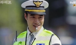 가거해우리네슈퍼 | “누가 이렇게 만들었냐?”... ‘라이브’ 노희경의 씁쓸한 질문