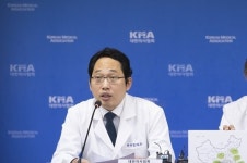 대한의사협회 "국내뿐 아니라 외국 항공사 운항 제한·중단하고 검역 강화해야"