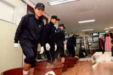 해군제주기지전대근무지원대주거시설관리과 | 해군 제주기지전대 장병들, 연말 장애인 재활시설 일손돕기 봉사