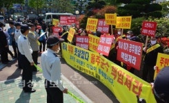연수동 주공1단지아파트 앞(투다리 맞은편) | 울산 구영주공1단지아파트 주민, "20~50m 앞 소 축사…악취로 못살겠다"
