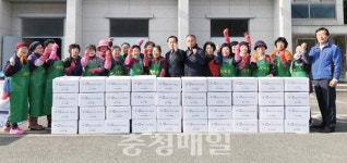 금산군행정동우회 앞 | 금산군 남이면새마을부녀회, 김장 전달