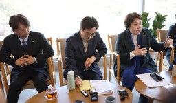 성남중원아름지사 | 돈 버는 김동연 "돈 쓰러왔다"…윤영찬 "성남은 김 지사 제2고향"