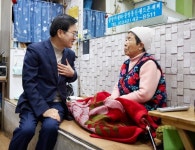 성남중원아름지사 | 돈 버는 김동연 "돈 쓰러왔다"…윤영찬 "성남은 김 지사 제2고향"