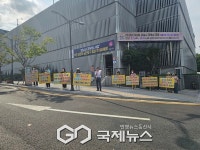 성남시 분당구 스타파크 상인·관리단, 분당구청 앞 항의 집회…"골프연습장 불법영업 중단하라"