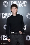 포즈 취하는 노아 슈냅