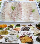 멋진 전망 바라보며 즐기는 자연산 횟감, 여수 맛집 ‘돌산용궁횟집