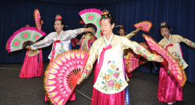 레저월드 '사랑의 봉사팀' 시니어 위한 잔치 열어