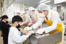 새터초등학교 집단급식소 | 윤건영 충북교육감, 새 학기 새터초등학교 급식 현장 점검