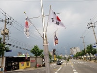 봉방동 충주역 맞은편 CU앞(임시) | 충주 봉방동주민자치위, 충주역 앞 명품길에 두 태극기 동시 게양