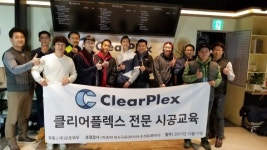 우이오토플렉스 | 오토와우, 코팅층이 벗겨지지 않는 ‘클리어플렉스’ 앞 유리 보호필름 시공 교육 실시
