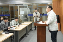 국힘 양정무 후보의 ‘눈물’ …남부시장 노점상의 ‘진심’