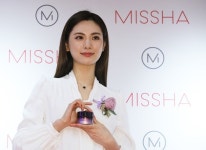 심원나나화장품 | 나나, 화장품 모델다운 광채 피부 '1년 365일 리즈'