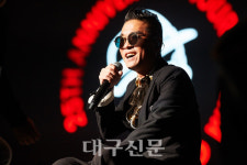 김건모, 6년만 가요계 복귀...전국투어 콘서트