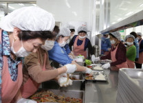 (사)제철복지회 제철소급식소 | 포스코 포항제철소, 어버이날에 무료급식 특별봉사 펼쳐