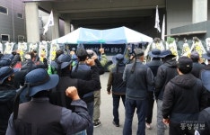 CU 진천점 CDC점 | 진천 CU 물류센터 앞 분향소 설치… 화물연대 수백명 집결 '긴장감'