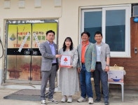늘푸른 임산개발 | 영동읍지사협, 늘푸른조경개발에 착한가게 현판 전달