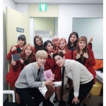 테이크(TAKE) 장성재, 위키미키 후배들과 훈훈한 CD 교환…'멋진 선후배 사이'
