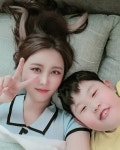 대도서관 아내 윰댕, 아들 건우와 찍은 사진 공개 "선풍기 틀어놓고 뒹굴기"