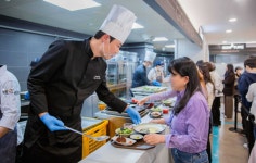 (주)아워홈 에스피지송도점 | 아워홈, 스타 셰프 최현석과 '밋더셀럽' 성료…송도 사내식당 1200인분 대성황
