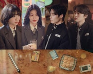 전농로교복다방 | "교복 속, 설렘의 신호"…김다미·신예은·허남준, '백번의 추억' 음악다방 미팅→운명 재회 시작
