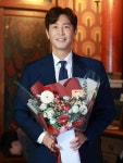 최원영법무사사무소 | 최원영 "신이랑 법률사무소 함께 할 수 있어 감사"…꽃다발 들고 끝인사