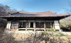 금산불교지업사 | 독특한 불교 건축 양식 '금산 신안사 대광전' 보물 된다