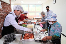 부안군청집단급식소 | 권익현 부안군수, 취임 3주년 맞아 배식 봉사활동
