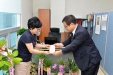 (주)농업회사법인 강통패밀리 | 강양수 경남농업기술원장, 세계농업기술상 상금 기부