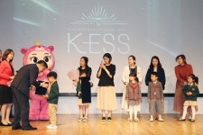 킴엔리키즈외국어학원 | KT, 스콜라스틱과 YBM에듀 함께 유아 대상 영어 말하기대회 열어
