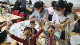 일동후디스(주)광주지점 | 광주 일동중 학생·교직원, 5·18 형상화 한지공예 인형 제작