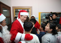 홍덕산업(주) 포항SKW공장 | '산타'로 변신한 이강덕 포항시장