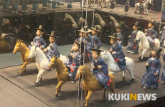한지나라공예문화협회사 | 한지문화축제 한 지붕 세 가족…공예·패션·산업 주장도 제각각