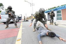 해군진해기지사령부(해군작전사8전단82전대육상훈련대화생방반) | 해군 진해기지사령부, 적 침투 수색·차단 훈련 실시