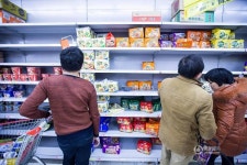 슈퍼마켓 반값행사, 텅 빈 진열대만 남아!