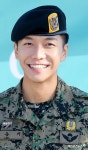 ‘밥 잘 사주는 예쁜 누나’ 정해인 군복 사진 화제! 송중기 이승기 이연걸 장국영 등 군복도 잘 어울리는 배우들의 남성미