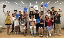 휘서과학교재사 | 불금의 별난 바람?···'과학교재' 공부하는 사람들