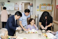 인천세관후생복지회 | 인천세관, 어르신 대상 ‘사랑의 삼계탕 나눔’ 행사 실시