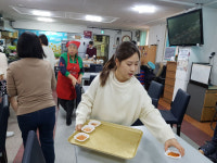 걸그룹 '피터패트', 장애인의 날 어르신 식사대접 봉사