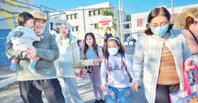 국제금융고등학교(교문 인근) | LA 교육구 개학… 활기 찾은 교문 앞