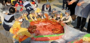 법인하늘농가원유통 | 가락시장 김장 나눔 축제, "직접 담근 김치를 먹고 모두 힘내기를!"