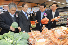 영등포농협하나로마트경인로점 | 서울 영등포농협, 하나로마트 당산역점 개점식 개최...하나로마트 매출 700억 달성탑 수상