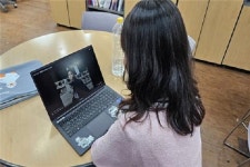 기존 노래를 타인 목소리로 바꾼 AI커버 인기...누구나 쉽게 만들지만 윤리적, 법적으로 문제될 수도