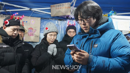 금연화원앤금강식품 | 길거리에서 싸우는 이들과 성탄의 기쁨을 나눈 그리스도인들